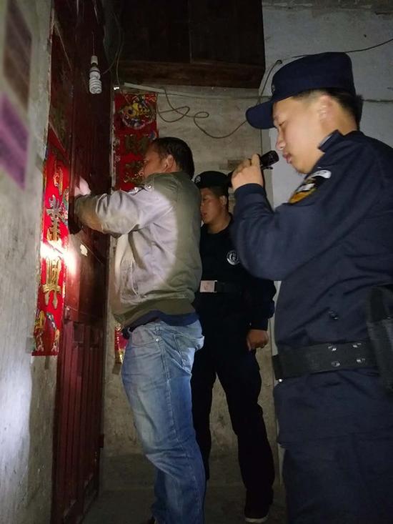 普安县粗心妈妈误将幼女锁家中 民警全城寻开锁师傅开门